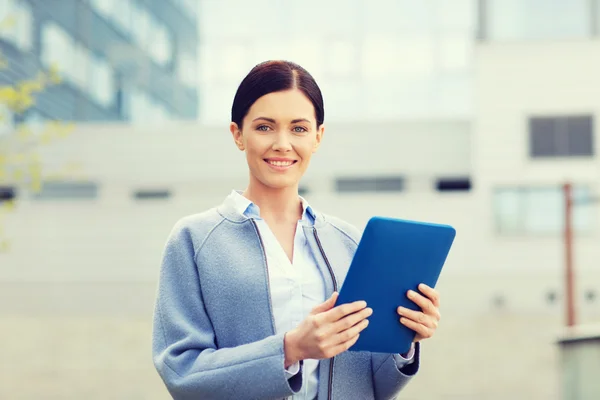 Smiling business woman with tablet pc in city — Stock Photo, Image