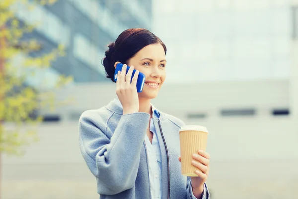 Lachende vrouw met koffie bellen op smartphone — Stockfoto