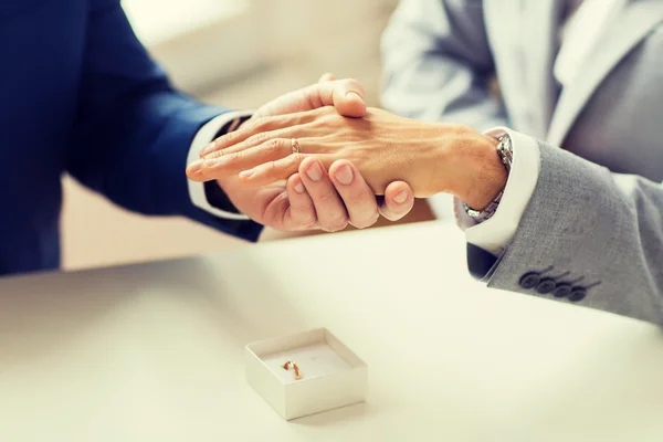 Close up of male gay couple hands and wedding ring — Stock Photo, Image