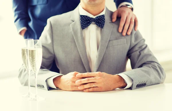 Närbild av manliga homosexuella par med champagneglas — Stockfoto