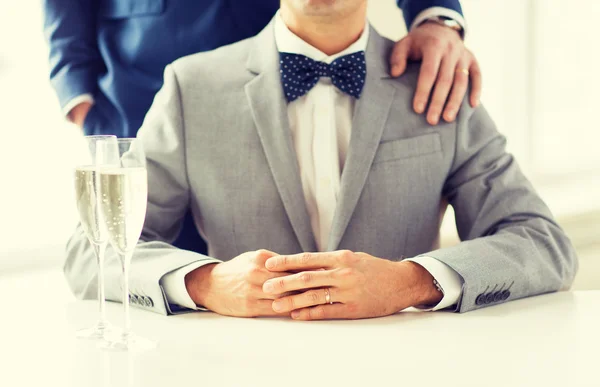 Close up of male gay couple with champagne glasses — Stock Photo, Image