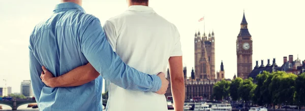 Close up of male gay couple hugging over big ben — Stock Photo, Image