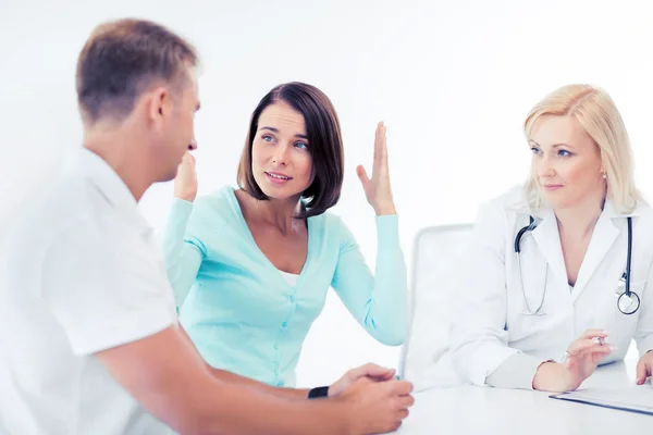 Doctor with patients in cabinet — Stock Photo, Image