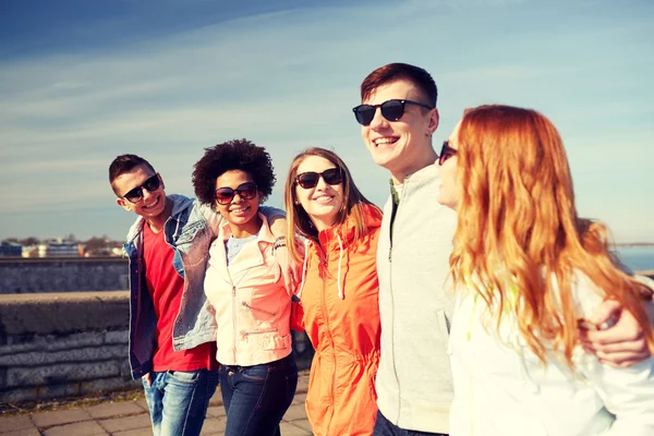 Amigos adolescentes felices caminando por la calle de la ciudad — Foto de Stock