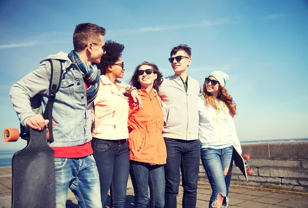 Amici adolescenti felici con longboard sulla strada — Foto Stock