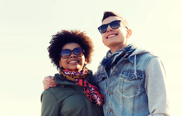 Glückliche Teenager-Freunde in Schatten, die sich im Freien umarmen — Stockfoto