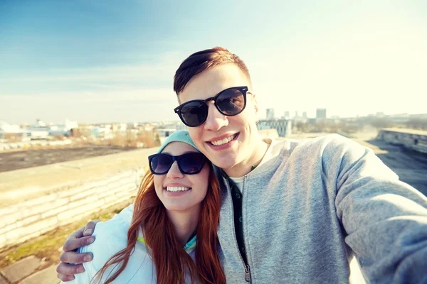 Gelukkige tiener paar nemen selfie op stad straat — Stockfoto
