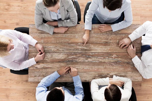Primer plano del equipo de negocios sentado en la mesa — Foto de Stock