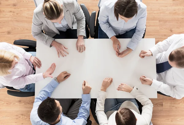 Primer plano del equipo de negocios sentado en la mesa — Foto de Stock