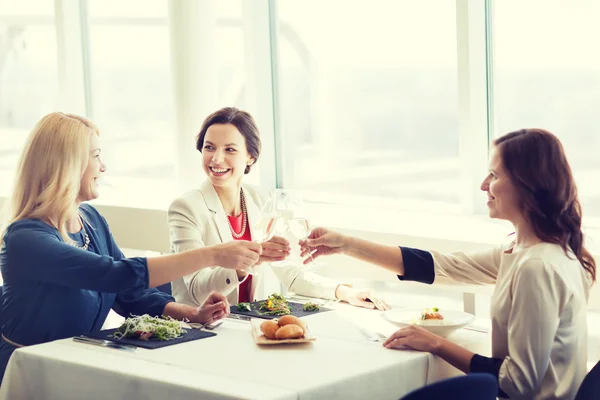 Счастливые женщины пьют шампанское в ресторане — стоковое фото