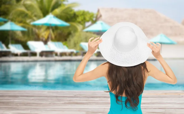 Жінка в купальнику і сонячному капелюсі ззаду за пляжем — стокове фото