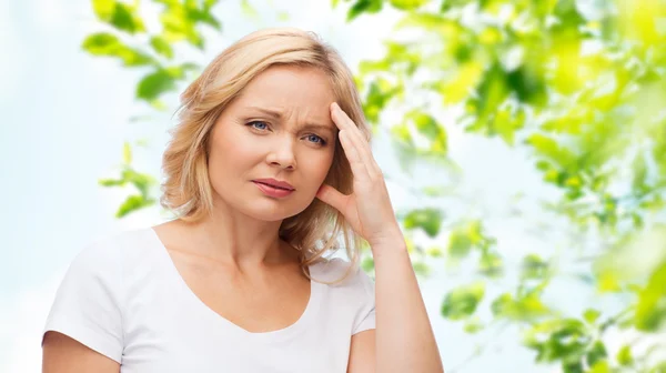 Unglückliche Frau leidet unter Kopfschmerzen — Stockfoto