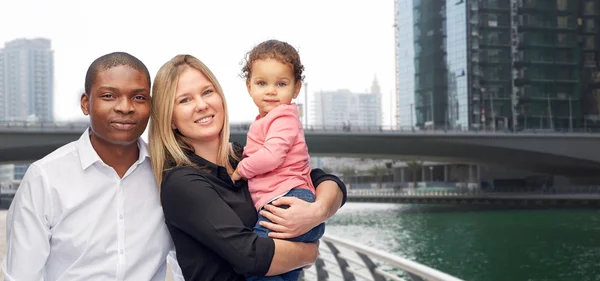 Vielrassige Familie mit kleinem Kind in Dubai — Stockfoto