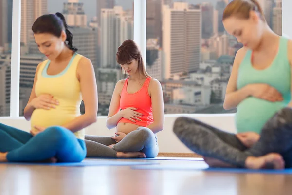 快乐怀孕妇女行使在健身房练瑜伽 — 图库照片