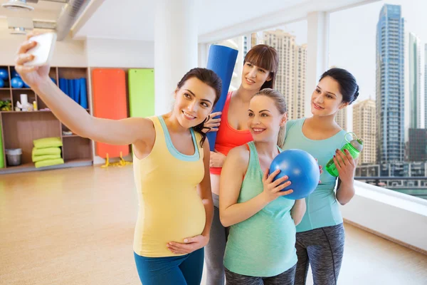 Schwangere machen Selfie mit Smartphone im Fitnessstudio — Stockfoto