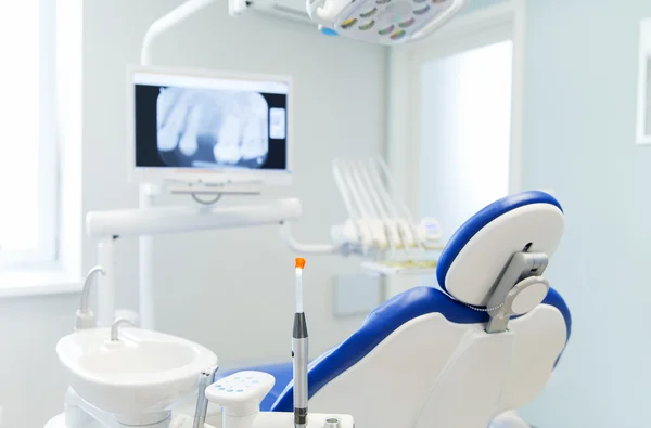 Интерьер нового современного кабинета стоматологической клиники — стоковое фото