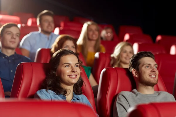 Amigos felizes assistindo filme no teatro — Fotografia de Stock