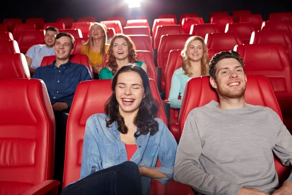 Mutlu arkadaşlar tiyatroda film izliyor. — Stok fotoğraf
