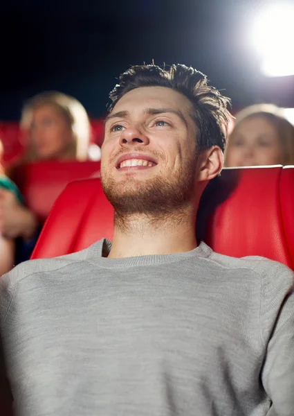 Gelukkig jonge man kijken naar film in theater — Stockfoto