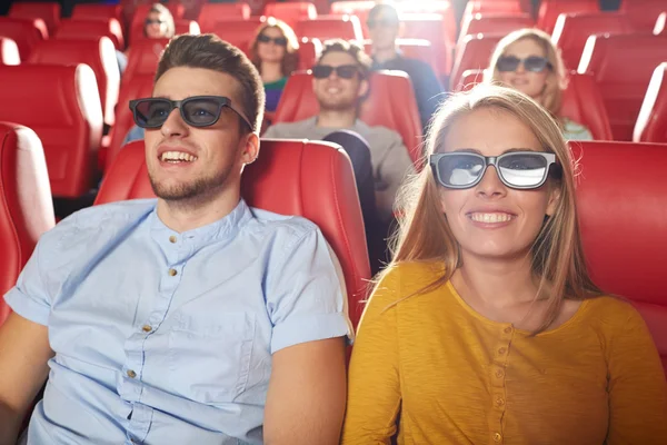 Счастливые друзья смотрят кино в 3D-кинотеатре — стоковое фото