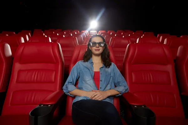 Mujer joven viendo la película en el teatro 3d —  Fotos de Stock