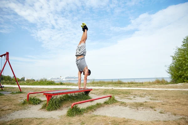 Νεαρός άνδρας άσκηση στον πάγκο σε εξωτερικούς χώρους — Φωτογραφία Αρχείου