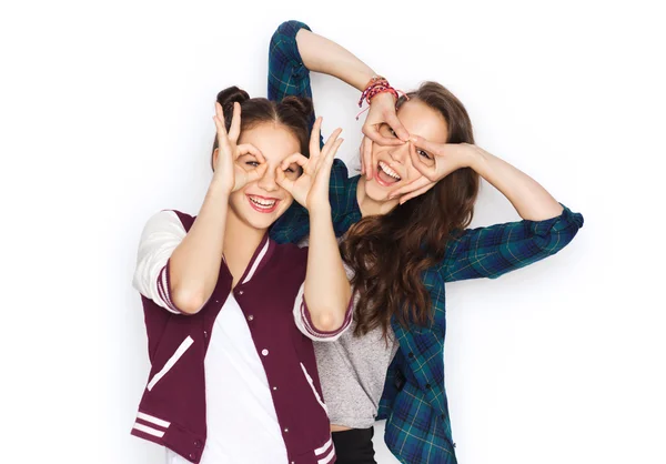 Glada leende ganska tonårsflickor har roligt — Stockfoto