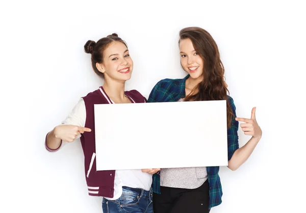 Sonrientes adolescentes sosteniendo blanco tablero en blanco — Foto de Stock