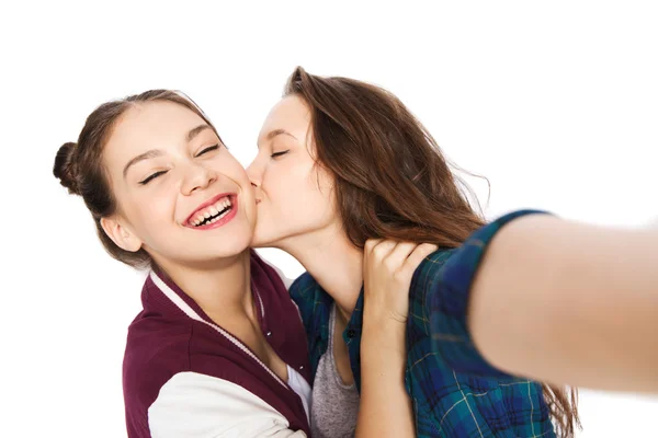 Meninas adolescentes felizes tomando selfie e beijando — Fotografia de Stock