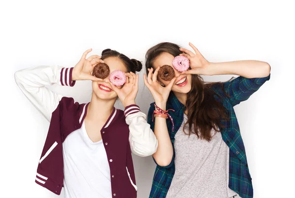 Feliz bonita adolescente meninas com donuts se divertindo — Fotografia de Stock