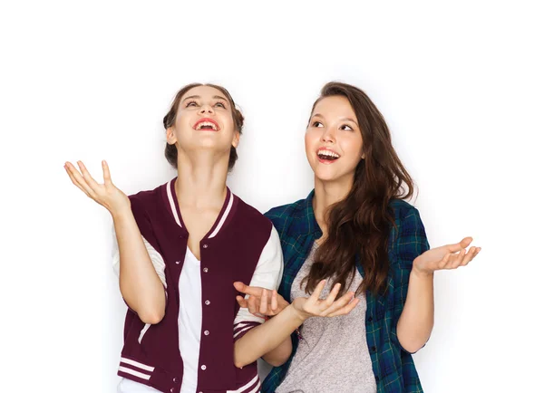 Feliz sonriente bonita adolescente niñas tener divertido —  Fotos de Stock