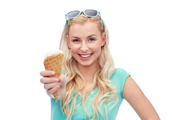 Felice giovane donna in occhiali da sole mangiare gelato — Foto Stock