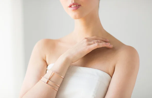 Primo piano di bella donna con anello e bracciale — Foto Stock