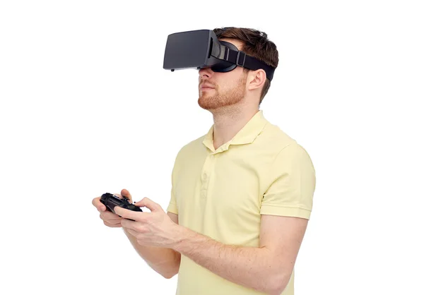 Man in virtuele werkelijkheid hoofdtelefoon of 3D-bril — Stockfoto