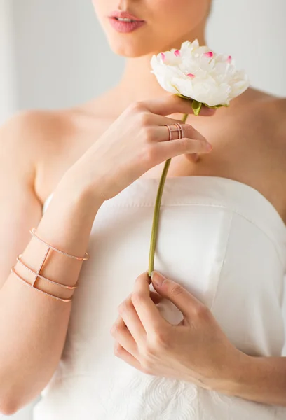 Primer plano de la hermosa mujer con anillo y pulsera — Foto de Stock