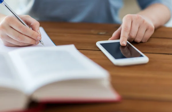 Close-up de estudante com smartphone e notebook — Fotografia de Stock