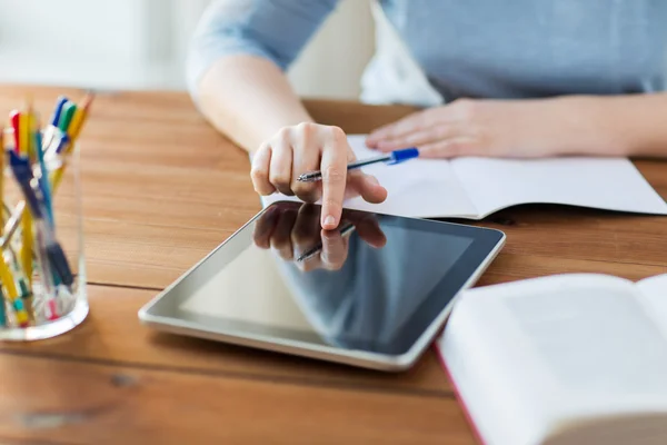 Close up van student met tablet pc en notebook — Stockfoto