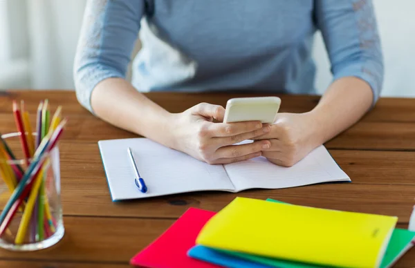 Nahaufnahme eines Schülers mit Smartphone und Notebook — Stockfoto