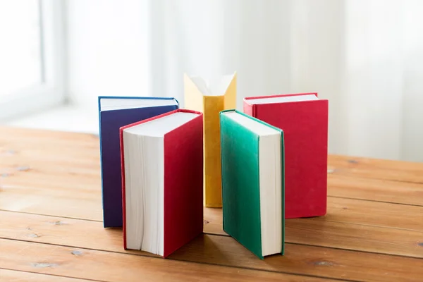 Bliska książek na drewnianym stole — Zdjęcie stockowe