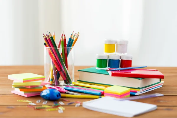 Primer plano de los artículos de papelería o útiles escolares sobre la mesa — Foto de Stock