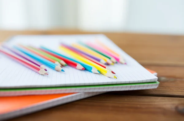 Primer plano de crayones o lápices de colores —  Fotos de Stock