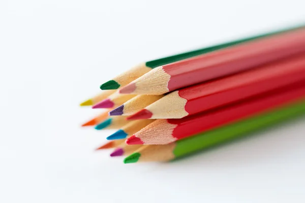 Крупним планом олівці або кольорові олівці — стокове фото