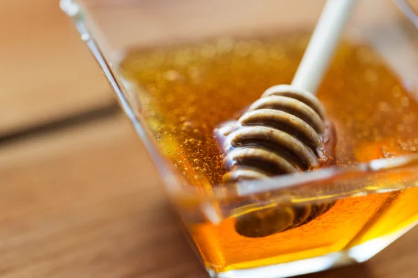 Close-up de mel em tigela de vidro e dipper — Fotografia de Stock