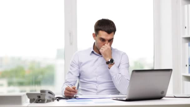 Hombre de negocios con portátil llamando por teléfono — Vídeos de Stock