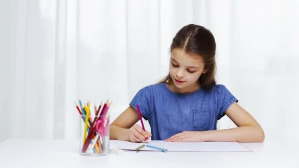 Happy girl drawing with colour pencils at home — Stock Video