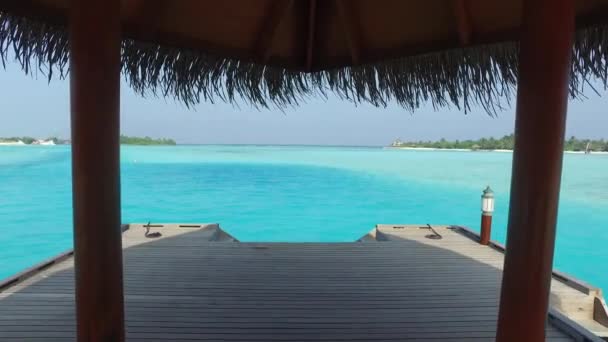 Patio de playa o terraza con acceso al mar — Vídeo de stock