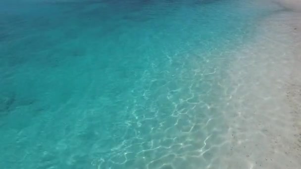 Água do mar salpicando na praia — Vídeo de Stock