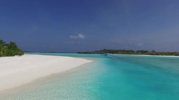 Cabañas bungalow en el mar en la playa del complejo tropical — Vídeos de Stock