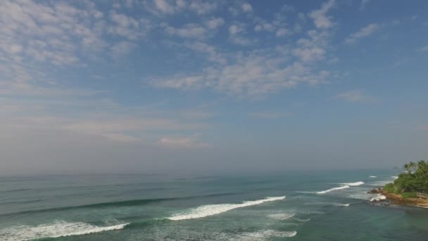 Tenger, vagy óceán hullámai, és a kék ég — Stock videók