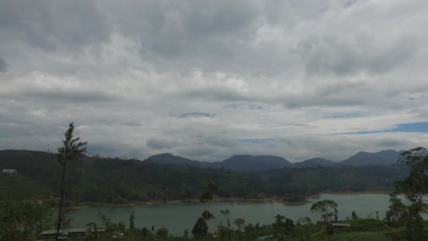 Pemandangan ke danau atau sungai dari bukit-bukit darat — Stok Video